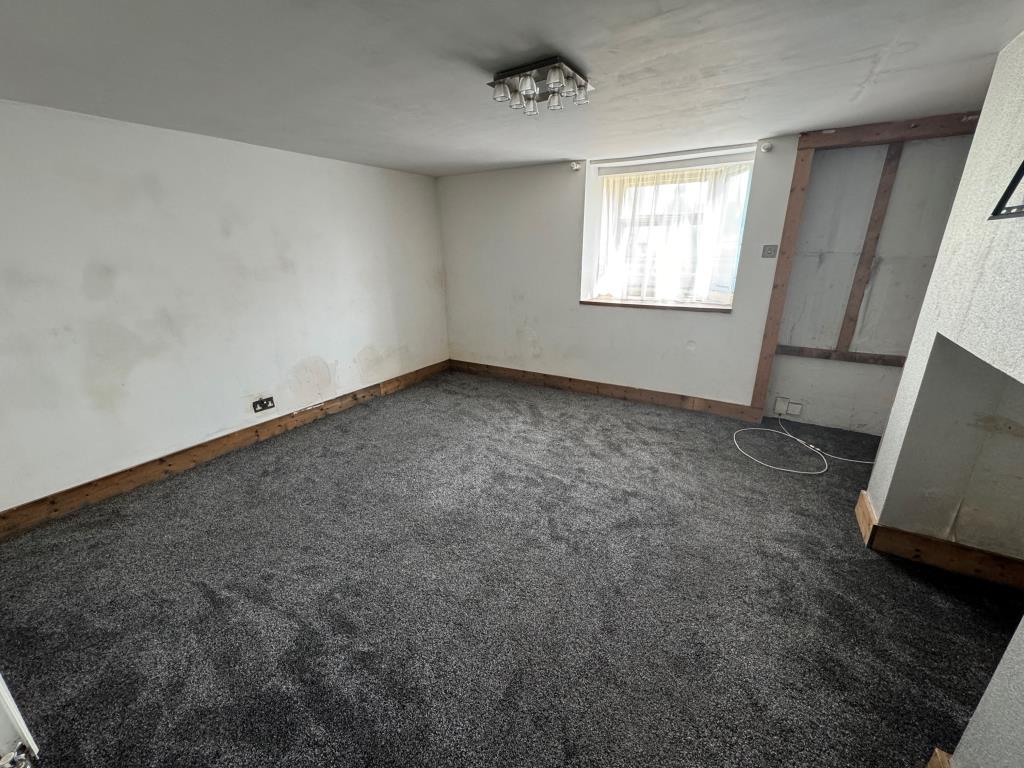 Lot: 121 - VACANT TERRACE PROPERTY WITH POTENTIAL - Lower ground floor front